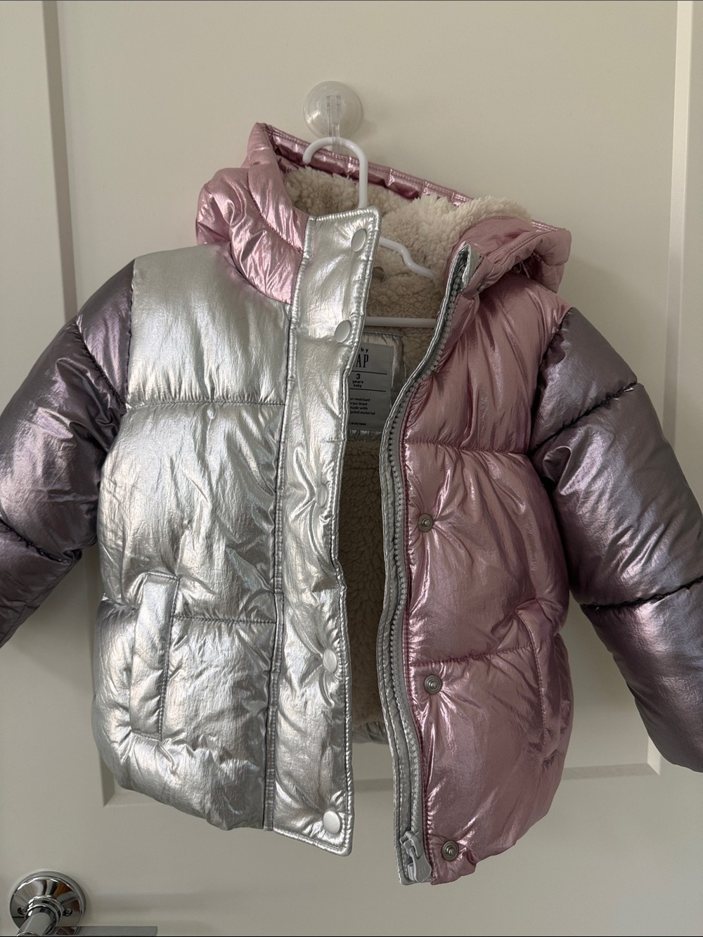 GAP - Water Resistant Sherpa lined Puffer Jacket in Silver & Pink